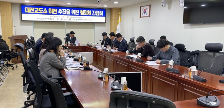 [대전=뉴시스]기획재정부 주관 실무협의 TF는 17일 국회에서 조승래 의원 주재로 대전교도소 이전 회의를 열고 LH 위탁개발 방식의 이전을 확정했다. 2025. 12. 17 photo@newsis.com *재판매 및 DB 금지