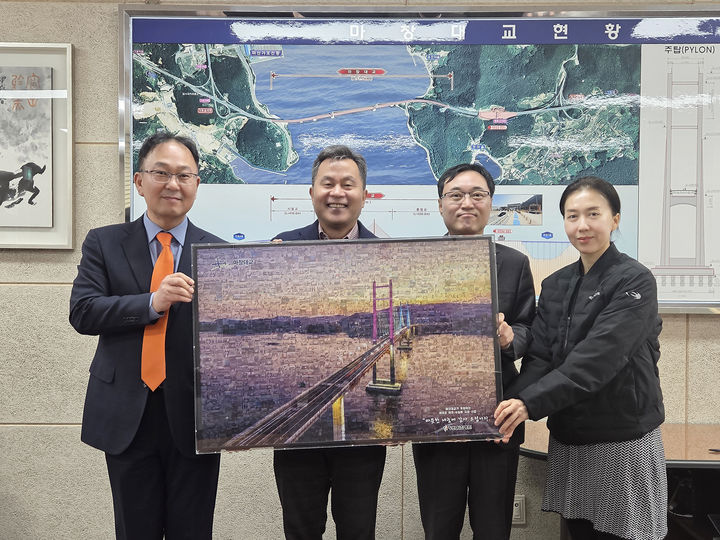 [창원=뉴시스]마창대교, 창원힘찬병원에 저소득층 수술비 1000만원 기탁. 사진은 기념액자를 전달하는 모습. (사진=창원힘찬병원 제공) 2025.12.17.photo@newsis.com *재판매 및 DB 금지