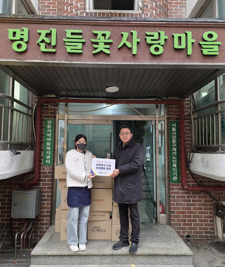 [부산=뉴시스] 16일 서울의 한 아동복지시설에서 이정우 부산항만공사 서울 사무소 부장이 식기류와 생활물품 등 나눔물품을 전달하고 있다. (사진=부산항만공사 제공) 2025.12.17. photo@newsis.com *재판매 및 DB 금지