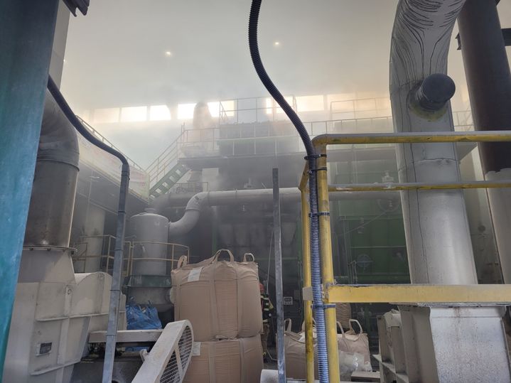 [울산=뉴시스] 17일 오전 11시 44분께 울산 울주군 온산읍의 한 화학물질 제조공장에서 불이나 연기가 차 있다. (사진=울산소방본부 제공) 2025.12.17. photo@newsis.com *재판매 및 DB 금지