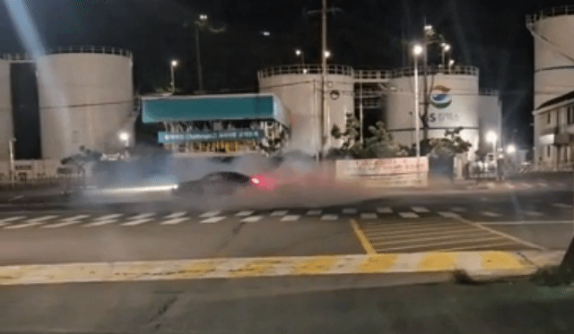 [제주=뉴시스] 지난 11월26일 오후 제주항 5부두 인근 도로에서 난폭운전을 한 20대가 경찰에 붙잡혔다. 사진은 당시 운전 모습. (사진=제주경찰청 제공) 2025.12.17. photo@newsis.com *재판매 및 DB 금지