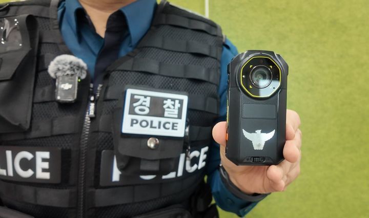 [대전=뉴시스] 대전경찰청이 오는 4일부터 바디캠 320대를 도입해 사용한다.(사진=대전경찰청 제공) 2025.12.03. photo@newsis.com *재판매 및 DB 금지 *재판매 및 DB 금지