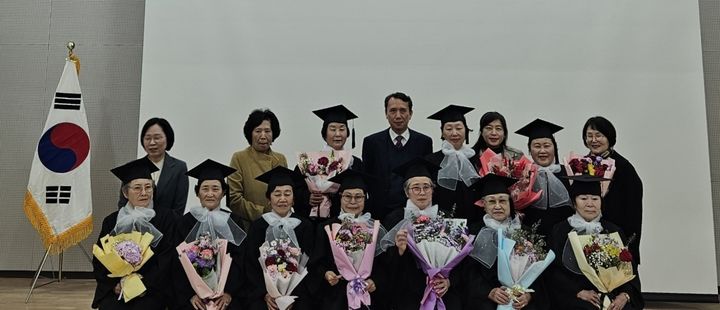 [화성=뉴시스]가나다학교 중학 3단계 졸업생들이 17일 졸업식에서 기념촬영을 하고 있다.(사진=화성시 제공)2025.12.17.photo@newsis.com *재판매 및 DB 금지