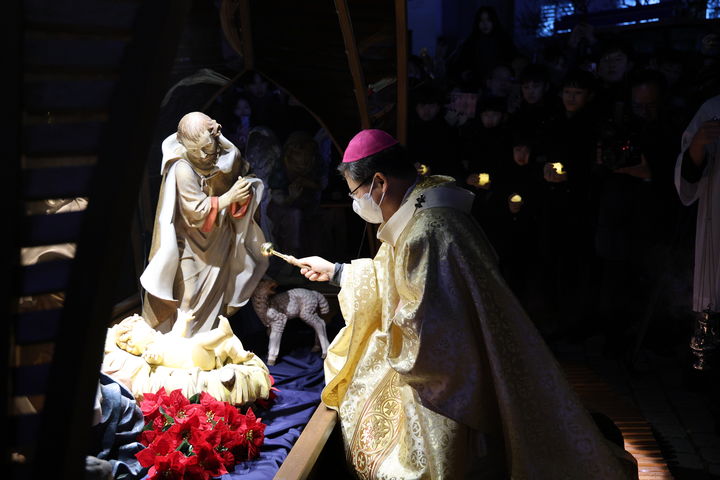 [서울=뉴시스] 천주교 서울대교구장 정순택 대주교가 2024년 주님 성탄 대축일 밤미사에서 구유예절을 거행하는 모습 (사진=천주교 서울대교구 제공) 2025.12.18. photo@newsis.com *재판매 및 DB 금지 *재판매 및 DB 금지