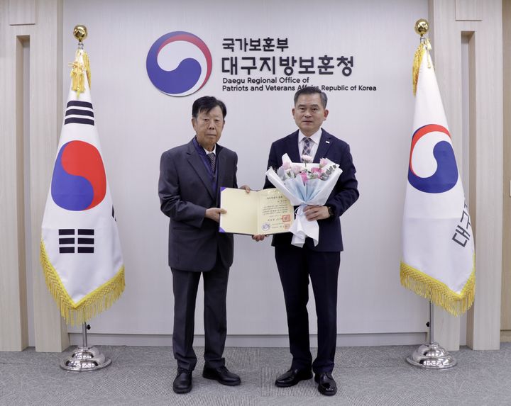 [대구=뉴시스] 대구지방보훈청은 17일 독립유공자 고 권수백 지사의 유족을 초청해 대통령명의 국가유공자 증서를 수여했다. (사진=대구지방보훈청 제공) 2025.12.17. photo@newsis.com *재판매 및 DB 금지