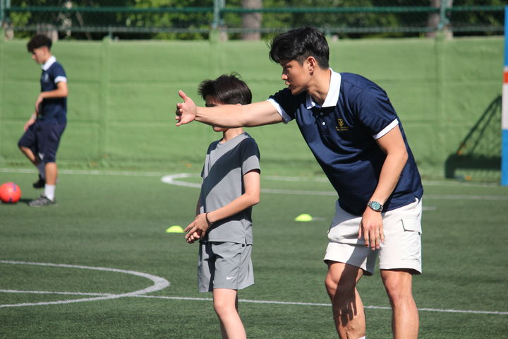 [천안=뉴시스] 캠프를 주최하는 박병주 2020 스포츠파크 바르셀로나 대표가 유소년 선수들을 지도하는 모습. (사진=2020 스포츠파크 바르셀로나 제공) 2025.12.17 photo@newsis.com *재판매 및 DB 금지