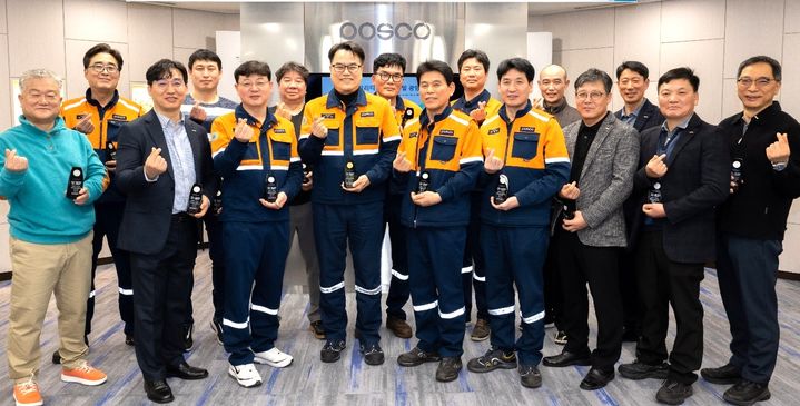 [광양=뉴시스] 포스코 광양제철소 본부에서 우수봉사자 인증패를 수여받은 광양제철소 직원 16명이 사진촬영 하고 있다. (사진=장학회 제공) 2025.12.17. photo@newsis.com *재판매 및 DB 금지