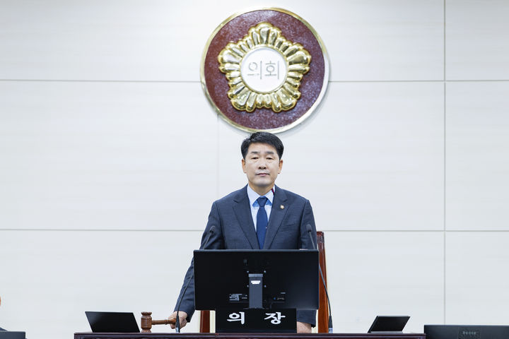 [화성=뉴시스]배정수 화성시의회 의장이 17일 제246회 제2차 정례회 제3차 본회의 개회를 선언하고 있다.(사진=화성시의회 제공)2025.12.17.photo@newsis.com *재판매 및 DB 금지