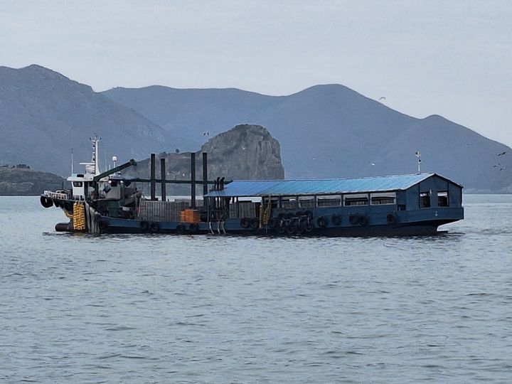 [고흥=뉴시스] 고흥해상서 해양관리법을 위반한 어선. (사진=여수해경 제공) 2025.12.17. photo@newsis.com *재판매 및 DB 금지