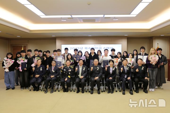 [광주=뉴시스] 록수장학회 '장학금' 전달. (사진=록수장학회 제공) 2025.12.17. photo@newsis.com&nbsp; 