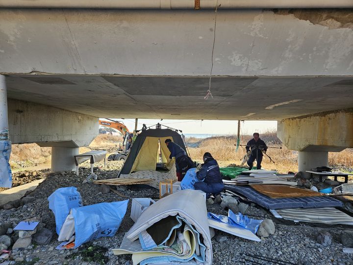 [울산=뉴시스] 박수지 기자 = 울산 북구가 16일 어물동 1240-148번지 일원 금천교 하부 불법시설물에 대한 행정대집행을 진행 중이다. (사진=북구 제공) 2025.12.17. photo@newsis.com *재판매 및 DB 금지