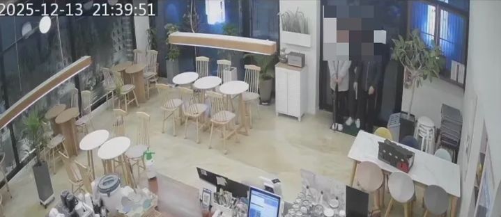 [뉴시스] 세 명의 손님이 입구에 놓인 매트 위에서 다소곳하게 음료를 기다리고 있다. (사진=스레드 캡처) *재판매 및 DB 금지