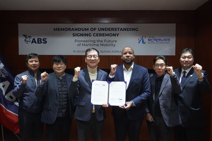 [부산=뉴시스] 부산테크노파크(부산TP)는 미국선급협회(ABS)와 차세대 해양모빌리티 분야의 글로벌 협력 강화하고 친환경·대체연료 선박 및 관련 지역 기업 해외 진출 지원을 위한 업무협약을 체결했다. (사진=부산테크노파크 제공) 2025.12.17. photo@newsis.com *재판매 및 DB 금지