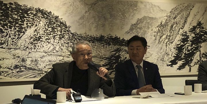 [서울=뉴시스] 17일 서울 중구 한 식당에서 열린 칼라문화재단 사업설명회에서 재단의 초대 이사장인 소설가 황석영이 말하고 있다. (사진=칼라문화재단 제공) 2025.12.17. photo@newsis.com *재판매 및 DB 금지