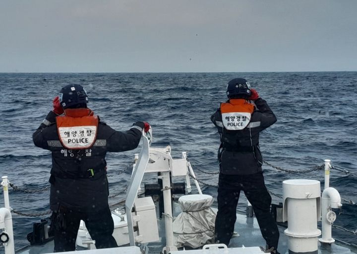 [강릉=뉴시스] 17일 강릉해양경찰서가 전날 강릉시 경포해변 앞 해상에서 발생한 실종자 A씨(80대)를 찾기 위해 해·육상 집중 수색을 하고 있다.(사진=강릉해경 제공)photo@newsis.com *재판매 및 DB 금지