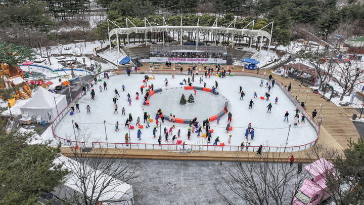 [과천=뉴시스] 지난해 문원 야외스케이트장의 모습. (사진=과천시 제공) 2025.12.17. photo@newsis.com *재판매 및 DB 금지