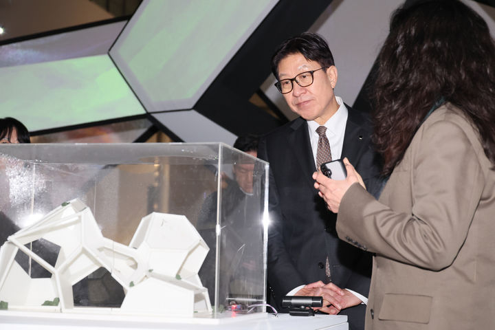 [부산=뉴시스] 박형준 부산시장이 17일 부산현대미술관을 방문해 현장을 점검했다. (사진=부산시 제공) 2025.12.17. photo@newsis.com *재판매 및 DB 금지