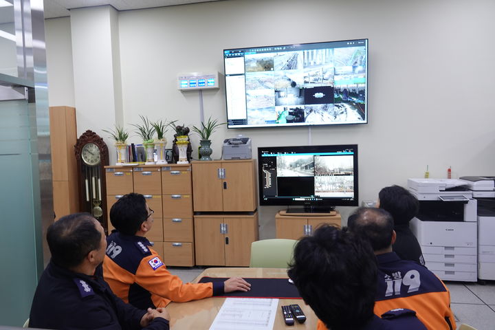 남양주소방서 직원들이 성능 개선을 마친 재난안전영상망의 위험지역 모니터링 기능을 테스트하고 있다. (사진=남양주소방서 제공) photo@newsis.com *재판매 및 DB 금지
