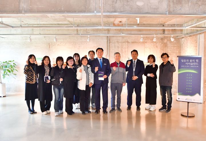 [장성=뉴시스] 김한종 전남 장성군수와 장성군사진가협회 관계자들이 정기 전시회가 열리는 '오피먼트'에서 기념사진을 찍고 있다. (사진 = 장성군 제공) 2025.12.17. photo@newsis.com *재판매 및 DB 금지