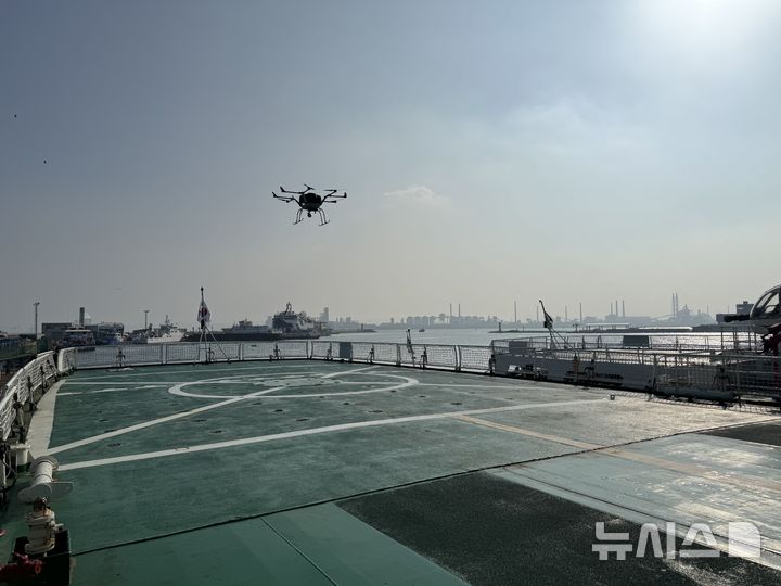 [포항=뉴시스] 안병철 기자 = 경북 포항해양경찰서는 지난 10월부터 경비함정 2척에 수소드론을 배치해 운용하고 있다.(사진=포항해양경찰서 제공) 2025.12.17. photo@newsis.com