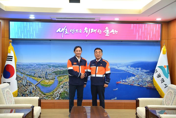 [울산=뉴시스] 최윤범 고려아연 회장이 17일 울산시청을 방문해 김두겸 시장과 만나 미국제련소 건설 계획을 설명한 뒤 기념촬영하고 있다. (사진=고려아연 제공) 2025.12.17. photo@newsis.com *재판매 및 DB 금지