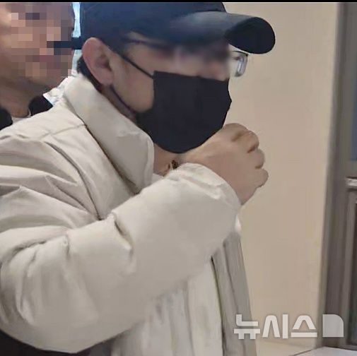 [영동=뉴시스] 17일 청주지법 영동지원에서 지적장애가 있는 자매에게 성범죄를 저지른 혐의를 받는 충북 모 장애인 교육기관 전 간부 A씨가 영장실질심사를 끝낸 뒤 법원을 나오고 있다. (사진= 독자 제공) 2025.12.17. photo@newsis.com *재판매 및 DB 금지