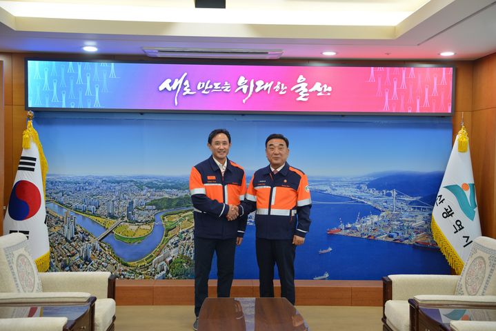 [울산=뉴시스] 최윤범 고려아연 회장은 17일 온산제련소가 있는 울산시를 방문해 김두겸 시장에게 미국 제련소 건설 계획과 파급효과와 향후 계획을 설명했다. (사진= 고려아연 제공) 2025.12.17.photo@newsis.com *재판매 및 DB 금지