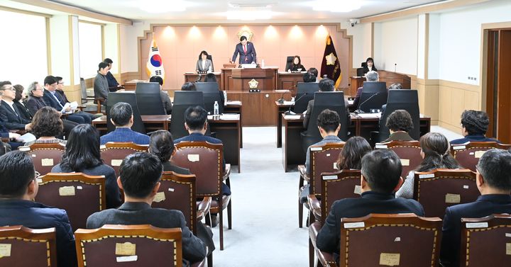 [대전=뉴시스] 대전 대덕구의회가 17일 제290회 제2차 정례회 제4차 본회의를 열고 안건을 심의·의결하고 있다. (사진=대덕구 제공) 2025.12.17. photo@newsis.com *재판매 및 DB 금지