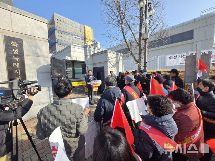 [오산=뉴시스] 이권재 경기 오산시장이 동탄 물류센터 건립 반대 집회에 참석해 발언하고 있는 모습 (사진=이권재 시장사회관계망서비스 캡쳐) 2025.12.17. photo@newsis.com 