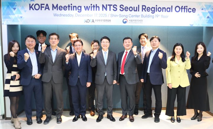 김재웅 서울지방국세청장이 17일 서울 강남구 주한외국기업연합회(KOFA)에서 세정간담회를 가진 뒤 외국계 기업 대표들과 기념촬영을 하고 있다.(사진 : 서울국세청 제공) 2025.12.17. *재판매 및 DB 금지