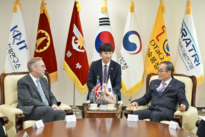 [서울=뉴시스] 12월 17일 과천 방위사업청사에서 이용철 방위사업청장과 콜린 크룩스(Colin Crooks) 주한 영국대사가 면담하고 있다. (사진=방위사업청 제공) 2025.12.17. photo@newsis.com *재판매 및 DB 금지