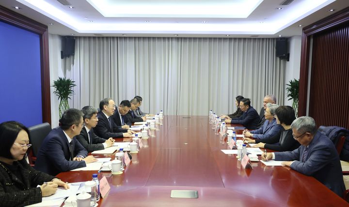 [서울=뉴시스] 리러청 중국 공업정보화부 부장(장관)이 17일 베이징에서 리사 수 AMD 최고경영자(CEO) 일행과 회담하고 있다. 양측은 양국 간 디지털 경제 및 인공지능(AI) 분야에서의 협력 확대 의지를 밝혔다. <사진출처: 중국 공업정보화부 사이트> 2025.12.17