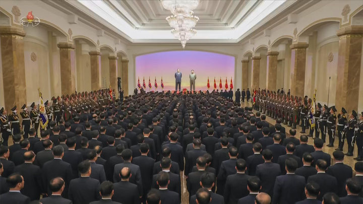 [서울=뉴시스] 북한 조선중앙TV는 17일 김정은 북한 국무위원장이 아버지인 김정일 국방위원장 14주기를 맞아 금수산태양궁전을 참배했다고 보도했다. (사진=조선중앙TV 캡쳐) 2025.12.17. photo@newsis.com *재판매 및 DB 금지