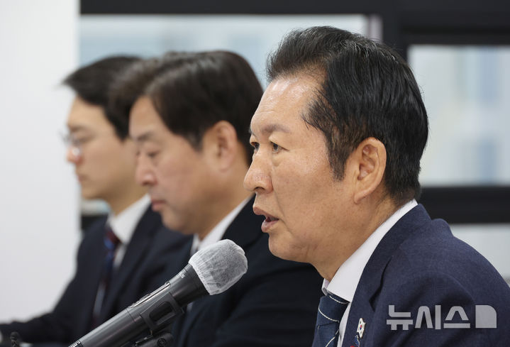 [춘천=뉴시스] 김금보 기자 = 정청래 더불어민주당 대표가 17일 오전 강원특별자치도 춘천시 더불어민주당 강원도당에서 열린 현장 최고위원회의에서 발언을 하고 있다. 2025.12.17. kgb@newsis.com