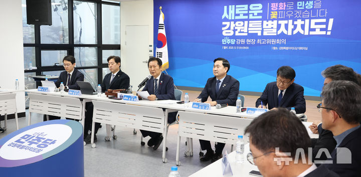 [춘천=뉴시스] 김금보 기자 = 정청래 더불어민주당 대표가 17일 오전 강원특별자치도 춘천시 더불어민주당 강원도당에서 열린 현장 최고위원회의에서 발언을 하고 있다. 2025.12.17. kgb@newsis.com