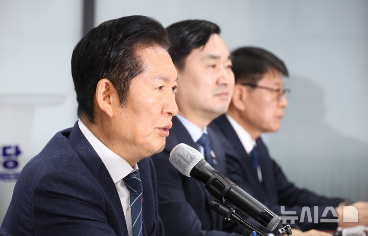 [춘천=뉴시스] 김금보 기자 = 정청래 더불어민주당 대표가 17일 오전 강원특별자치도 춘천시 더불어민주당 강원도당에서 열린 현장 최고위원회의에서 발언을 하고 있다. 2025.12.17. kgb@newsis.com