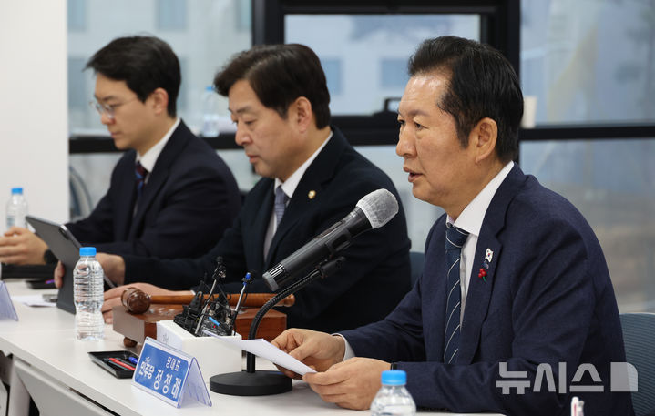 [춘천=뉴시스] 김금보 기자 = 정청래 더불어민주당 대표가 17일 오전 강원특별자치도 춘천시 더불어민주당 강원도당에서 열린 현장 최고위원회의에서 발언을 하고 있다. 2025.12.17. kgb@newsis.com