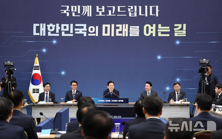 [세종=뉴시스] 최동준 기자 = 이재명 대통령이 17일 세종시 정부세종컨벤션센터에서 열린 산업통상자원부·지식재산처·중소벤처기업부 업무보고에서 발언하고 있다. (대통령실통신사진기자단) 2025.12.17. photocdj@newsis.com