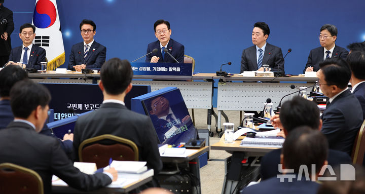 [세종=뉴시스] 최동준 기자 = 이재명 대통령이 17일 세종시 정부세종컨벤션센터에서 열린 산업통상자원부·지식재산처·중소벤처기업부 업무보고에서 발언하고 있다. (대통령실통신사진기자단) 2025.12.17. photocdj@newsis.com