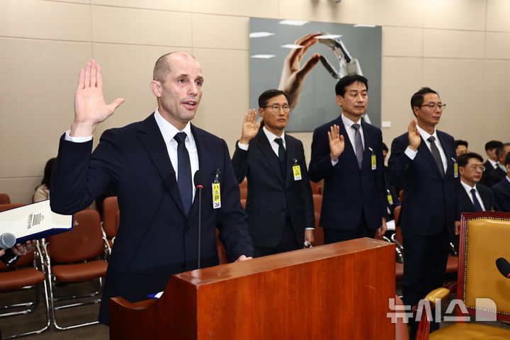 [서울=뉴시스] 김명년 기자 = 해롤드 로저스 쿠팡 임시 대표가 17일 오전 서울 여의도 국회 과학기술정보방송통신위원회 전체회의에서 열린 쿠팡 침해사고 관련 청문회에서 선서하고 있다. 2025.12.17. kmn@newsis.com