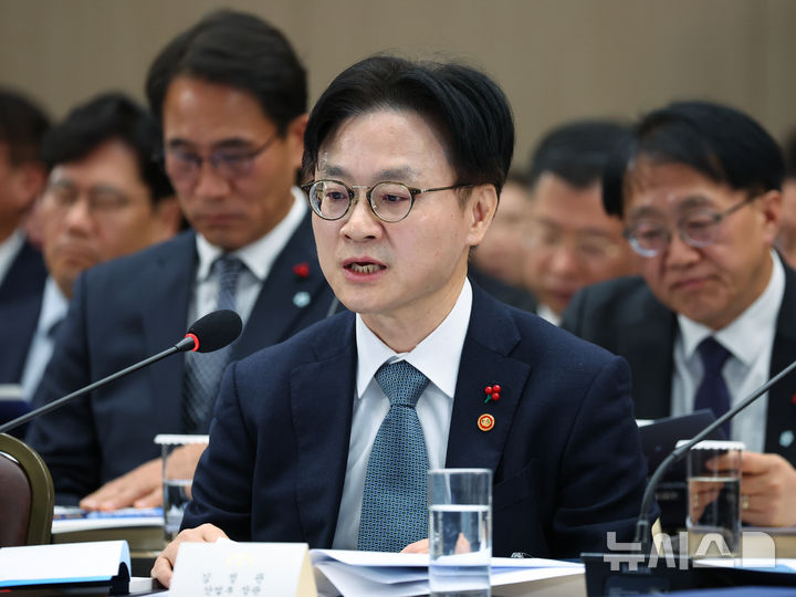 [세종=뉴시스] 최동준 기자 = 김정관 산업통상부 장관이 17일 세종시 정부세종컨벤션센터에서 이재명 대통령에게 산업통상자원부 업무보고를 하고 있다. (대통령실통신사진기자단) 2025.12.17. photocdj@newsis.com