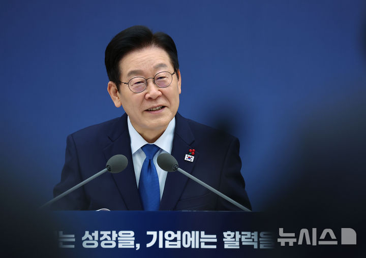 [세종=뉴시스] 최동준 기자 = 이재명 대통령이 17일 세종시 정부세종컨벤션센터에서 열린 산업통상자원부·지식재산처·중소벤처기업부 업무보고에서 발언하고 있다. (대통령실통신사진기자단) 2025.12.17. photocdj@newsis.com