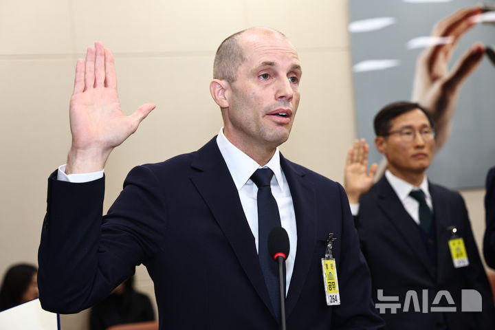 [서울=뉴시스] 김명년 기자 = 해롤드 로저스 쿠팡 임시 대표가 17일 오전 서울 여의도 국회 과학기술정보방송통신위원회 전체회의에서 열린 쿠팡 침해사고 관련 청문회에서 선서하고 있다. 2025.12.17. kmn@newsis.com