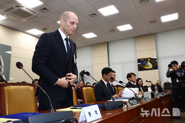 [서울=뉴시스] 김명년 기자 = 해롤드 로저스 쿠팡 임시 대표가 17일 오전 서울 여의도 국회 과학기술정보방송통신위원회 전체회의에서 열린 쿠팡 침해사고 관련 청문회에서 인사하고 있다. 2025.12.17. kmn@newsis.com