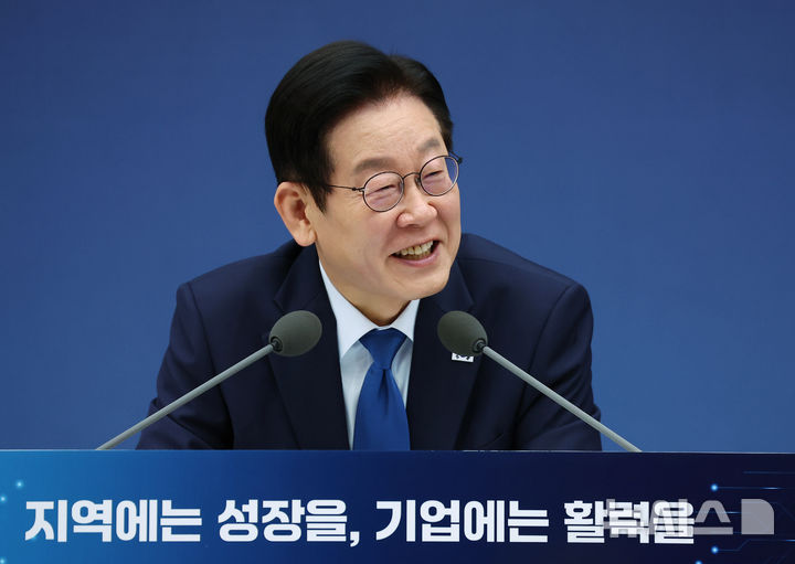 [세종=뉴시스] 최동준 기자 = 이재명 대통령이 17일 세종시 정부세종컨벤션센터에서 열린 산업통상자원부·지식재산처·중소벤처기업부 업무보고에서 발언하고 있다. (대통령실통신사진기자단) 2025.12.17. photocdj@newsis.com