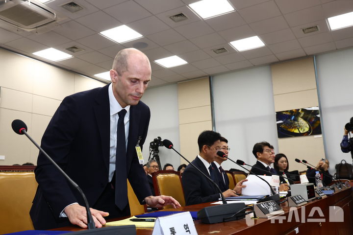 [서울=뉴시스] 김명년 기자 = 해롤드 로저스 쿠팡 임시 대표가 17일 오전 서울 여의도 국회 과학기술정보방송통신위원회 전체회의에서 열린 쿠팡 침해사고 관련 청문회에서 인사하고 있다. 2025.12.17. kmn@newsis.com