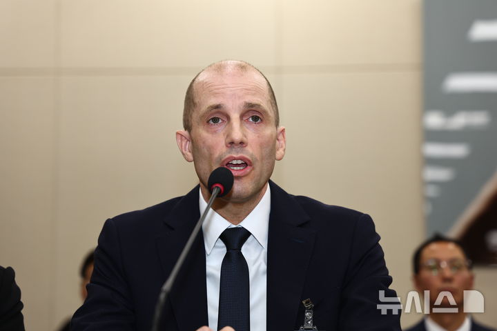 [서울=뉴시스] 김명년 기자 = 해롤드 로저스 쿠팡 임시 대표가 17일 오전 서울 여의도 국회 과학기술정보방송통신위원회 전체회의에서 열린 쿠팡 침해사고 관련 청문회에서 발언하고 있다. 2025.12.17. kmn@newsis.com