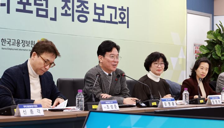 [서울=뉴시스] 김영훈 고용노동부 장관이 지난해 12월 17일 서울 중구 직업능력심사평가원에서 열린 'AI 산업전환과 일자리 포럼 최종보고회'에 참석해 발언하고 있다. (사진=고용노동부 제공) 2025.12.17. photo@newsis.com *재판매 및 DB 금지