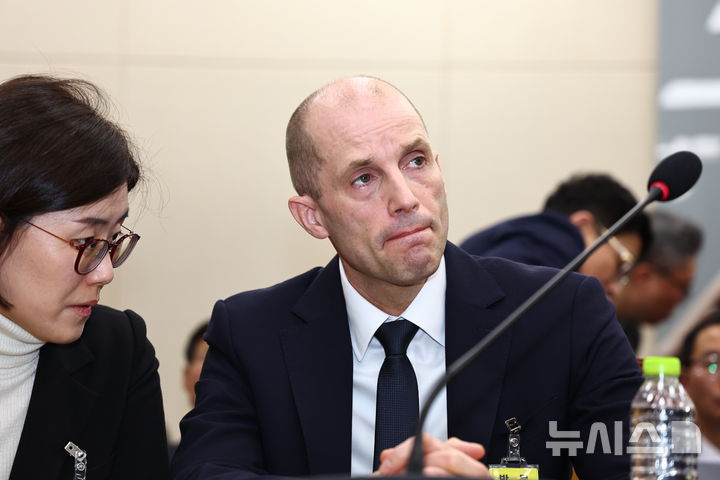 [서울=뉴시스] 김명년 기자 = 해롤드 로저스 쿠팡 임시 대표가 17일 오전 서울 여의도 국회 과학기술정보방송통신위원회 전체회의에서 열린 쿠팡 침해사고 관련 청문회에서 선서하고 있다. 2025.12.17. kmn@newsis.com