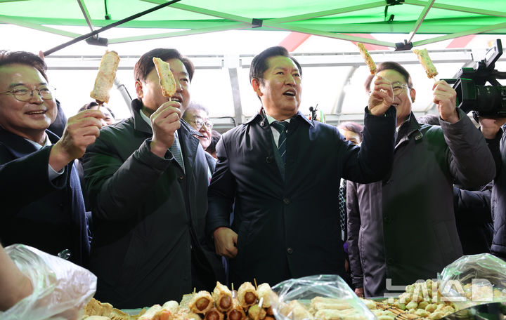 [춘천=뉴시스] 김금보 기자 = 정청래 더불어민주당 대표가 17일 오전 강원특별자치도 춘천시 춘천풍물시장에서 어묵을 먹고 있다. 2025.12.17. kgb@newsis.com
